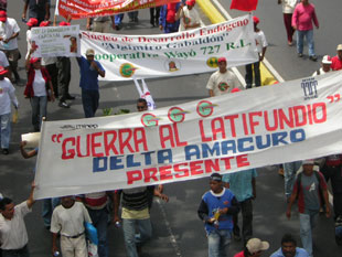 Marcha en Caracas contra o latifundio en xaneiro de 2006 / Foto: Xurxo Mart&iacute;nez Crespo