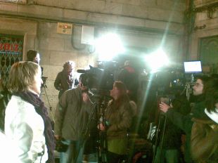 A tradicional pegada de carteis provocou grande espectaci&oacute;n