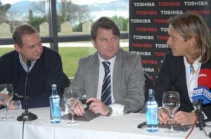 Michel Salgado, primeiro pola dereita, acompa&ntilde;ado por parte da s&uacute;a directiva / Foto: Eugenio &Aacute;lvarez (www.deportedevigo.com)