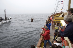 Chisco Fern&aacute;ndez Naval lanzando un dos artefactos