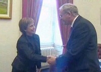 Miren Azkarate con Mart&iacute;n Mcguiness / Foto: EiTB