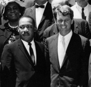 Martin Luther King Jr, con Robert F. Kennedy que tam&eacute;n morreu asasinado s&oacute; dous meses despois que King