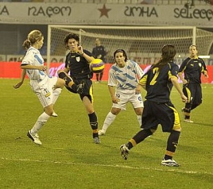 Miriam (esquerda) no partido que xogou a Irmandi&ntilde;a o ano pasado