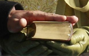 D&uacute;as imaxes do momento en que Obama xura o cargo como presidente