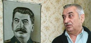 Yevgeny Dzhugashvili, cun retrato do seu av&oacute;