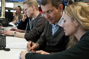 No centro, Abraham Gallas, asistindo &aacute; posta en marcha do LHC / CERN