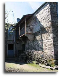 Actualmente, na vivenda viven un irm&aacute;n de Manuel Mar&iacute;a, a s&uacute;a muller e o fillo de ambos