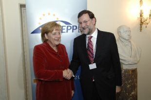 A chanceleresa alem&aacute;, Angela Merkel, e o presidente do PP espa&ntilde;ol, Mariano Rajoy, esta cuarta feira en Varsovia
