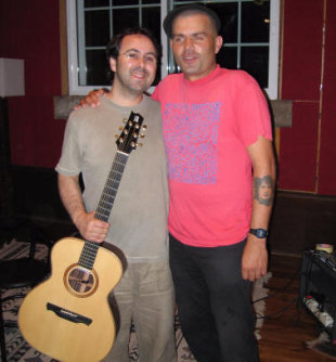 Tino Baz e Mois&eacute;s Barcia, no estudio de gravaci&oacute;n