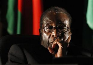 Mugabe seguir&aacute; a ser presidente, mais cede alg&uacute;ns dos seus poderes