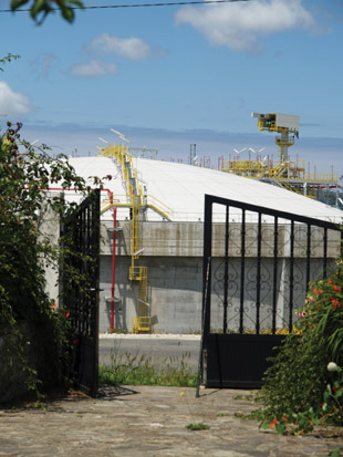 Un dos tanques de Reganosa, en Punta Promontoiro, a menos de 100 metros da finca de Luz Marina, presidenta da asociaci&oacute;n vecinal de Me&aacute;