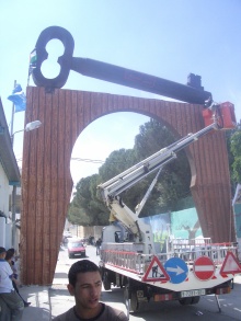 A chave pesa d&uacute;as toneladas e mide dez metros / Foto: M.I.