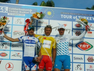 David Garc&iacute;a (dereita) no podio da carreira