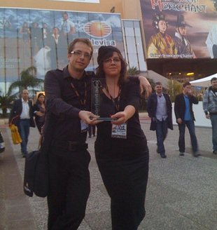 Cid e Y&aacute;&ntilde;ez posan co premio en Cannes / Mar&iacute;a Y&aacute;&ntilde;ez