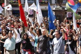 Canto do Himno na Praza do Toural /Foto: Xela Rodr&iacute;guez