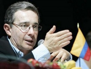 &Aacute;lvaro Uribe quere levar a Chavez ao TPI