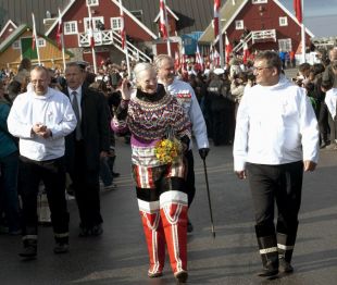 A ra&iacute;&ntilde;a Margrethe II, con traxe tradicional grenland&eacute;s, acudiu ao acto