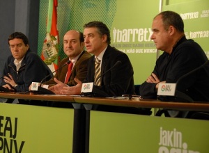 Urkullu, no centro da imaxa, durante o acto deste m&eacute;rcores