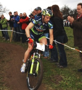 Hermida d&aacute;ndolle brasa &aacute; s&uacute;a bicicleta polas corredoiras adiante