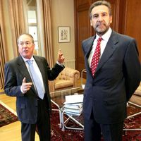 Xos&eacute; Ant&oacute;n Orza, nun segundo plano, canda o actual titular de Econom&iacute;a