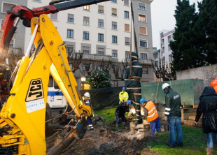 Momento da retirada da estatua de Mill&aacute;n Astray da praza