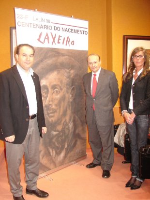 Diante do cartaz do acto de homenaxe