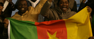 Seareiros camaroneses en Bala&iacute;dos o pasado decembro / Foto: &Oacute;scar Corral