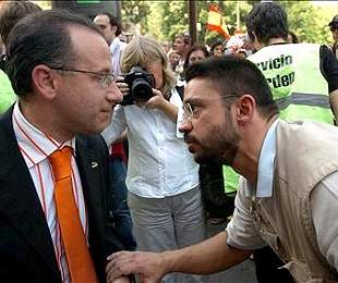 Ynestrillas (der.), avogado da acusaci&oacute;n, co ex presidente da AVT, Francisco Jos&eacute; Alcaraz