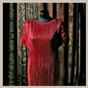 Delphos de tafet&aacute;n de seda vermello con contas de pasta v&iacute;trea de Murano.