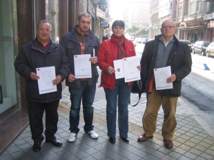 Representantes das asociaci&oacute;ns veci&ntilde;ais de Cambre amosan os recibos logo de pagar na delegaci&oacute;n coru&ntilde;esa da SGAE