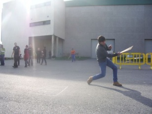 Rapaces xaponeses p&eacute;ganlle ao pal&aacute;n nunha escola de Kioto