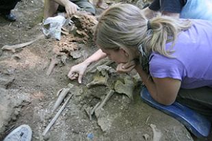 Escavando unha foxa com&uacute;n / Imaxe: ARMH