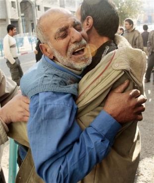 Un home chora a morte dun seu fillo, abatido por un tanque do Ex&eacute;rcito israel&iacute;