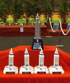 79 espadach&iacute;ns loitar&aacute;n por levar a r&eacute;plica da torre de h&eacute;rcules para a casa