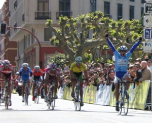 Aser Est&eacute;vez acadando a vitoria na &uacute;ltima tirada