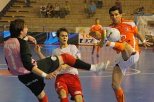 O porteiro do Lobelle, Marcos Vara trata de roubar o bal&oacute;n a un xogador do Cartagena / Foto: LNFS