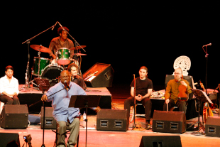 Pablo Milan&eacute;s cantoulle a Rosal&iacute;a nun ateigado Teatro Mella