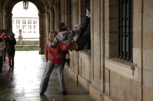 Actuaci&oacute;n dos bailar&iacute;ns na presentaci&oacute;n da obra en Compostela