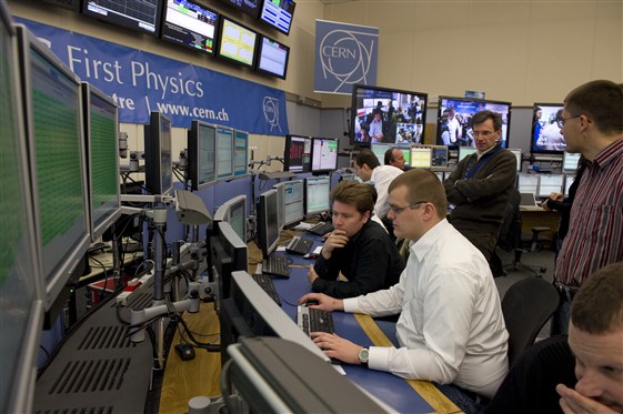 Os cient&iacute;ficos analizan os datos do experimento