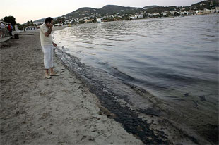 O fuel chegou &aacute; costa en Eivissa / Flickr: Urtea
