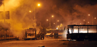 Unha imaxe facilitada pola axencia oficial Xinhuanet, que ofrece a versi&oacute;n de que os causantes da violencia son os uigures