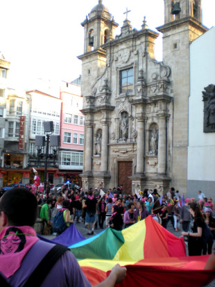 Imaxe dunha marcha do orgullo na cidade da Coru&ntilde;a (Maribolheras Precarias)