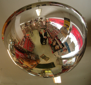 As c&aacute;maras de seguridade vixilar&iacute;an as actividades dos traballadores. Flickr: cata perez