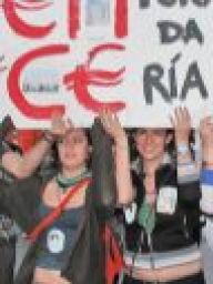 Un grupo de mozos sost&eacute;n un cartaz pedindo o traslado de Ence da R&iacute;a de Pontevedra