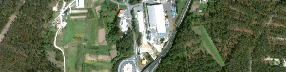 Na foto, de Google Maps, p&oacute;dense ver as redes amoreadas f&oacute;ra da nave, antes do lume, ao car&oacute;n da autov&iacute;a