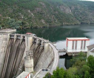 O embalse de Santo Estevo, en Nogueira de Ramu&iacute;n  / Imaxe: Adega