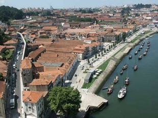 Vilanova de Gaia est&aacute; fronte a Porto, na beira do Douro na que se sit&uacute;an as adegas do vi&ntilde;o m&aacute;is famoso de Portugal