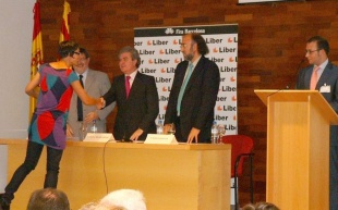 Olalla Gonz&aacute;lez, de Kalandraka, recibe o diploma por 'Pucho'