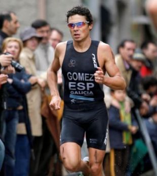 Correndo en Pontevedra, co equipamento da selecci&oacute;n galega