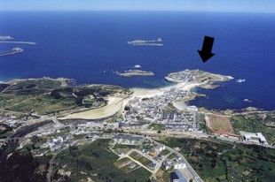 A vila de San Cibrao e, sinalada cunha seta, a pen&iacute;nsula da Atalaia, onde se atopa o xacemento